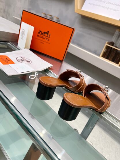 Hermès early spring new pure handmade brown thick heel sandals - Image 5