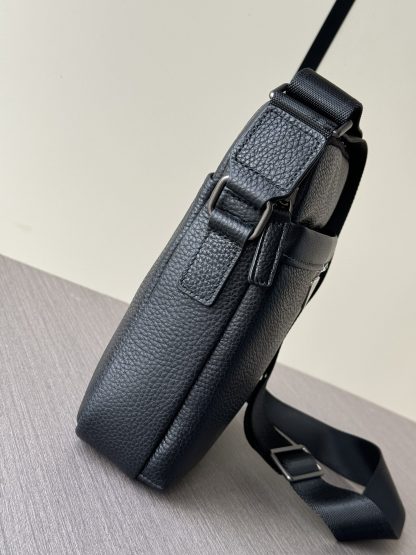 Prada elegant crossbody bag - Image 5