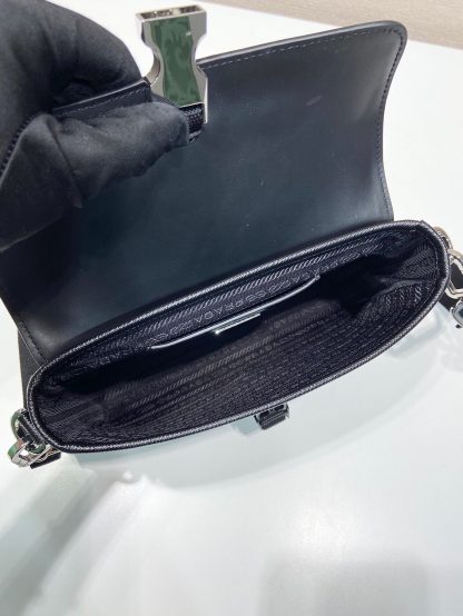 Prada simple atmospheric shoulder bag - Image 5