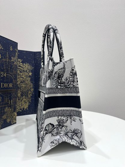 Dior Spring/Summer Series Jungle White Tiger Tote Bag - Image 5