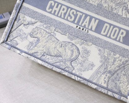 Dior 𝐁𝐎𝐎𝐊 𝐓𝐎𝐓𝐄 bags - Image 5