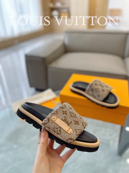 Louis Vuitton's latest fashion casual half slippers - Image 5