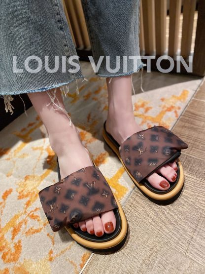 Louis Vuitton's latest hot-selling Velcro series couple's thick-soled slippers - Image 5