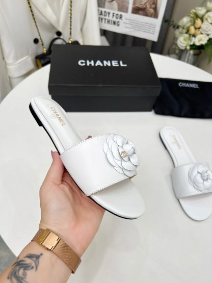 Chanel new white fabric sheepskin slippers - Image 5