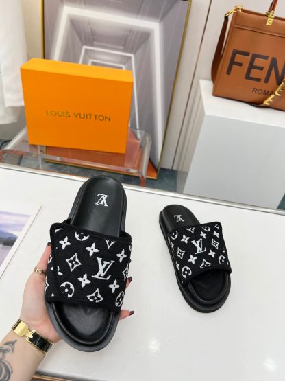 Louis Vuitton couple's early autumn new embossed logo hot-selling slippers - Image 5