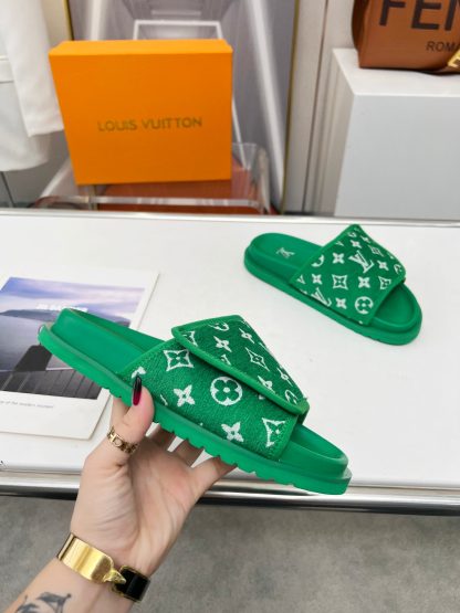 Louis Vuitton couple's early autumn new embossed logo hot-selling slippers - Image 5
