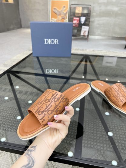 Dior Fashion Temperament Flat Stand - Image 5
