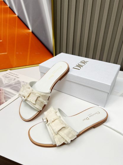 Dior's new versatile pearl slippers - Image 5