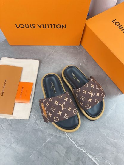Louis Vuitton's latest fashion casual half slippers - Image 5
