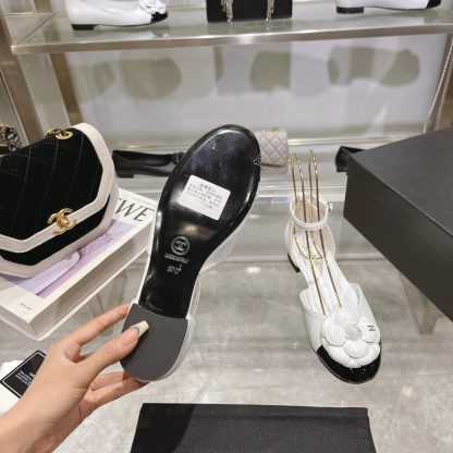 Chanel's new early spring camellia sheepskin fabric thick-heeled white sandals with a heel height of 2.5cm - Image 6