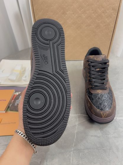 Louis Vuitton couple's co-branded sports shoes - Image 6