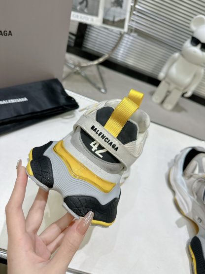 Balenciaga stylish sneakers - Image 6