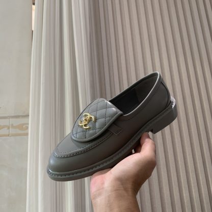 Chanel's new elegant and durable blue-gray loafers for early spring - Image 5
