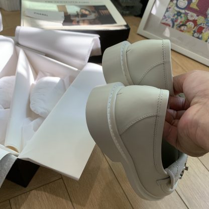 Chanel's new elegant and durable beige loafers for early spring - Image 5