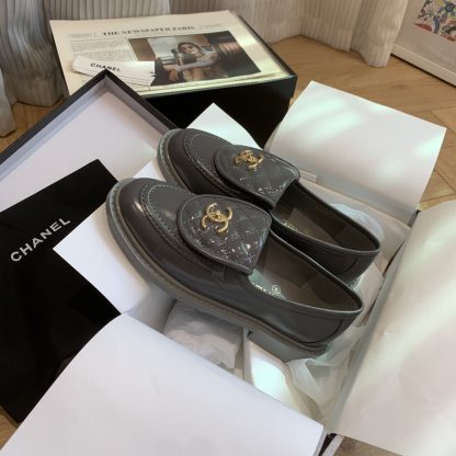 Chanel's new elegant and durable blue-gray shiny loafers for early spring - Image 5