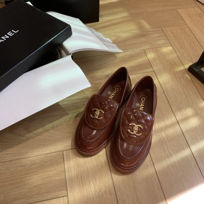 Chanel's new elegant and durable red shiny loafers for early spring - Image 6