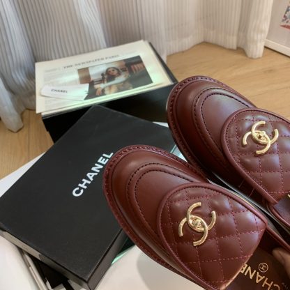 Chanel's new elegant and durable red matte loafers for early spring - Image 6