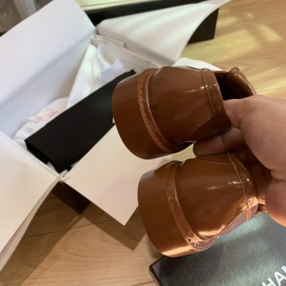 Chanel's new elegant and durable brown loafers for early spring - Image 6