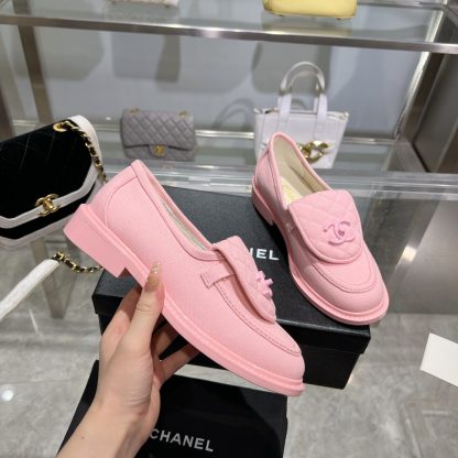 Chanel's new pink loafers for early spring - Image 6