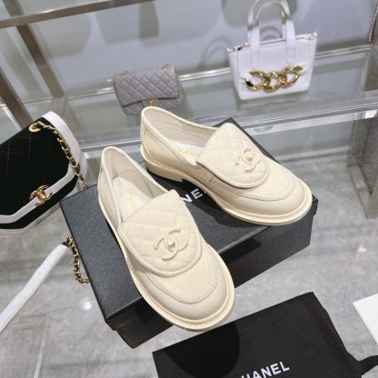 Chanel's new beige loafers for early spring - Image 6