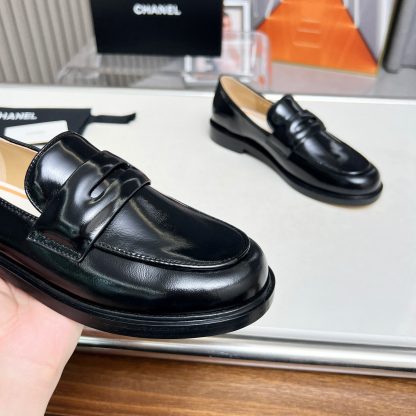 Chanel Early Autumn New Small Round Toe Black Shiny Retro Loafers - Image 5