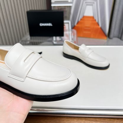 Chanel Early Autumn New Small Round Head White Retro Loafers - Image 5