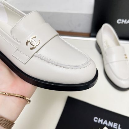 Chanel autumn and winter white retro loafers - Image 6