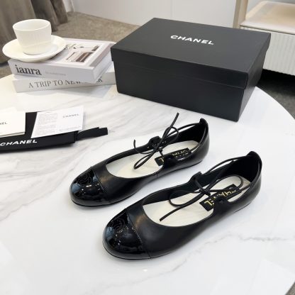 Chanel's new black early spring product is slim and paired with lace-up loafers - Image 6