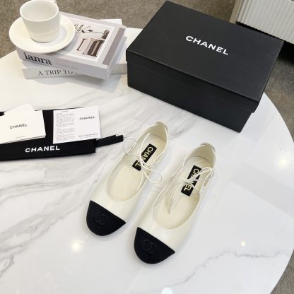 Chanel's new white early spring products are slim and paired with lace-up loafers - Image 6