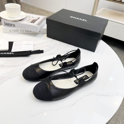 Chanel's early spring black matte new product is slim and paired with lace-up loafers - Image 6