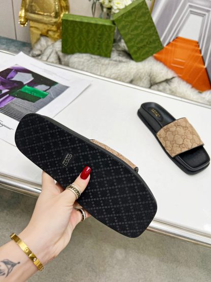Gucci women's flat slippers - Image 6