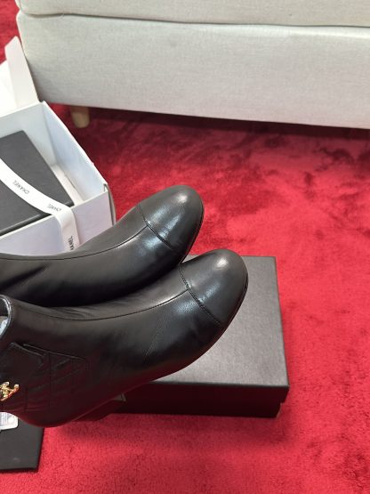Chanel's new simple, stylish and comfortable black shiny short boots with a heel height of 5cm - Image 6