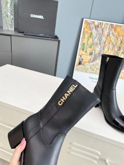 Chanel's autumn and winter main season hits are worth adding to your wardrobe with black thick-heeled boots - Image 5