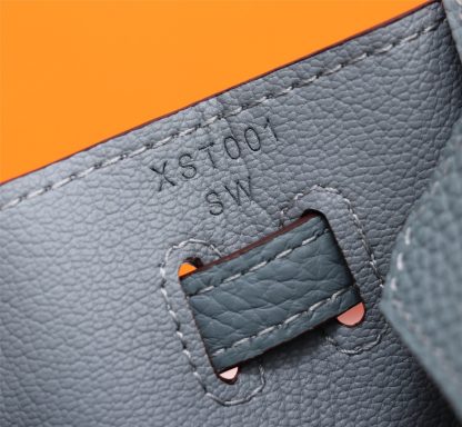 Hermès blue handbag, a must-have for elegance - Image 6