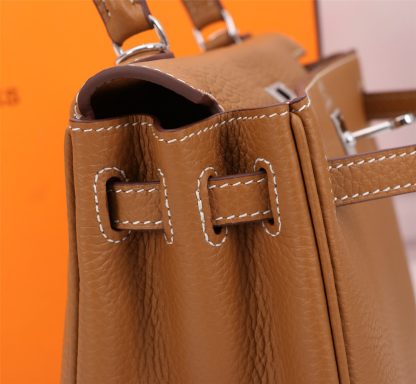 Hermès Golden Brown Kelly Handbag Carry your taste with you Size 28cm 25cm - Image 6