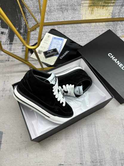 Chanel's latest black couple sports high-top casual shoes - Image 6