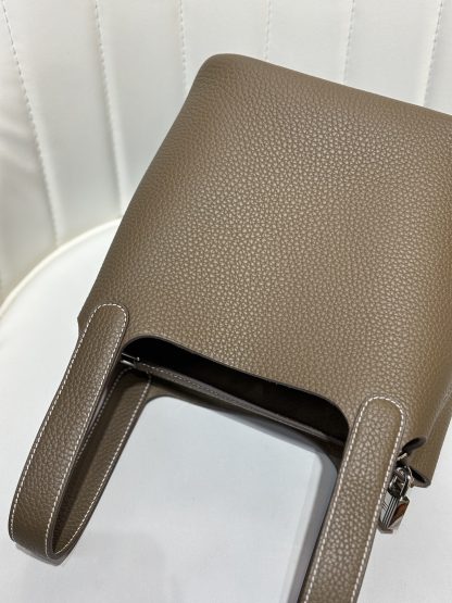Hermès Elephant Grey Silver Buckle Basket Handbag - Image 6