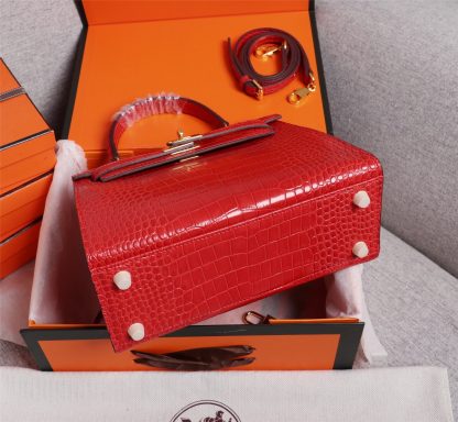 Hermès Red Mini Second Generation Kelly Crocodile Pattern Crossbody Bag Size: 25cm+9cm+18cm - Image 6