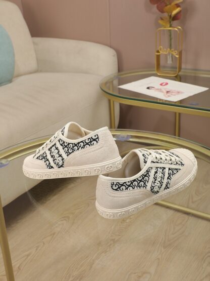 Gucci Double G embroidered low-top lace-up fashion sneakers - Image 8