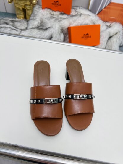 Hermès new spring and summer brown and black color matching thick heel sandals, heel height 5cm - Image 6