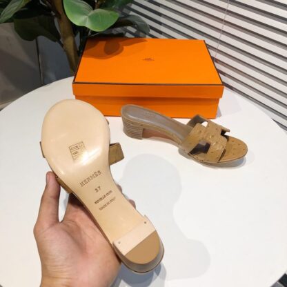 Hermes light brown summer classic crocodile pattern thick heel sandals - Image 3