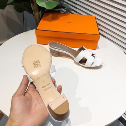 Hermès white summer versatile crocodile pattern thick heel sandals - Image 3
