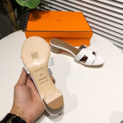 Hermès summer classic versatile crocodile pattern white apricot thick heel sandals - Image 3