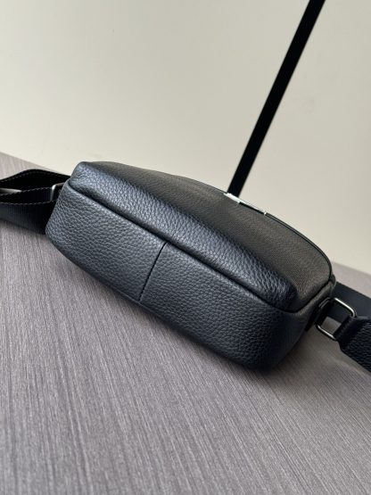 Prada elegant crossbody bag - Image 6