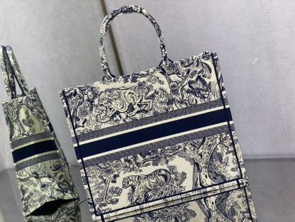 Dior Book tote dark blue tiger large - Image 6