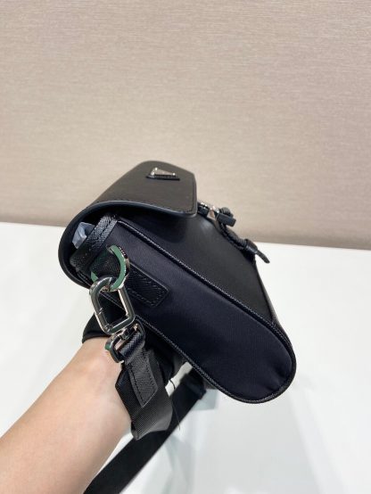 Prada simple atmospheric shoulder bag - Image 6