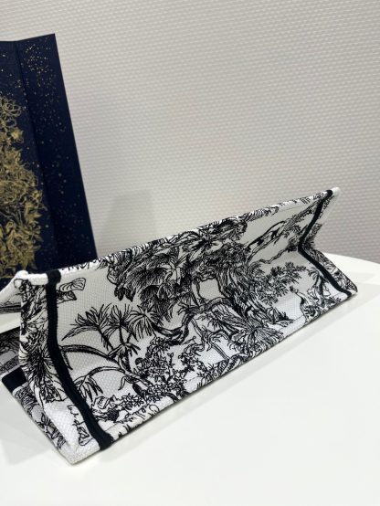 Dior Spring/Summer Series Jungle White Tiger Tote Bag - Image 6