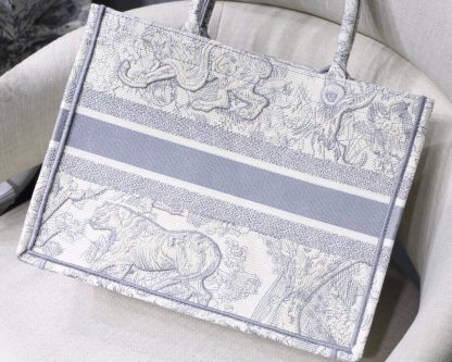 Dior 𝐁𝐎𝐎𝐊 𝐓𝐎𝐓𝐄 bags - Image 6