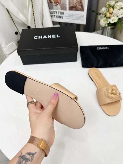 Chanel new apricot fabric sheepskin slippers - Image 5