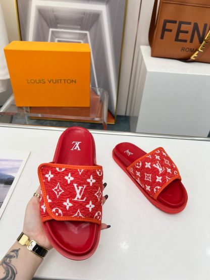 Louis Vuitton couple's early autumn new embossed logo hot-selling slippers - Image 6
